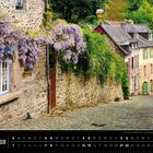 "Bretagne 08" und "Die Rue du Petit Fort in der Altstadt von Dinan, Côtes-d'Armor". Kopfsteinpflasterstraße, blumengeschmückte Häuser.