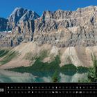 Kalenderseite August, Text: "Ein Kanu allein auf dem Wasser – getragen von Stille und Weite." Berglandschaft mit See und Kanu.