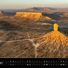 Namibia 07. Vingerklip und die Ugab Valley Terraces, Damaraland. Weite Landschaft mit markantem Fels unter orangener Abendsonne.