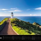 "Neuseeland 08" und Kalenderdaten. Ein Leuchtturm steht auf einer Klippe mit Blick auf das Meer, umgeben von grüner Landschaft.
