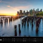 Kalenderbild: Monat August, Sonnenuntergang in New York, Skyline, Wasser mit Holzpfählen, Pier 1 in Brooklyn Bridge Park.