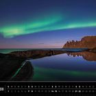 Nördliches Polarlicht über zerklüfteter Berglandschaft und ruhigem Meer auf der Insel Senja, Kalenderdarstellung unten.