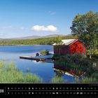 Schweden 08, Kalender; im Jämtland, nahe der norwegischen Grenze. Rotes Haus am See, mit Boot und Steg, umgeben von Bäumen.