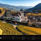 Südtirol 08 / Kloster Neustift / Ein Kloster in der Mitte von Weinbergen mit Bergblick im Hintergrund.