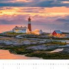08. Leuchtturm auf felsiger Insel im Meer. Ein rotes Haus. Dramatischer Sonnenuntergang mit Wolkenhimmel. Kalenderlayout.