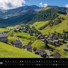 "Liechtenstein 08", "Malbun ist ein beliebtes Wandergebiet im Sommer". Grüne Hügel mit Holzhäusern unter blauem Himmel.