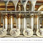 Kalenderzahlen: 1 bis 31 und Monatszahl 8. Goldene und silberne Röhren, Teil eines Musikinstruments.