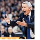 Text: „Immer weiter...“. Ein älterer Mann gestikuliert energisch mit offenem Mund in einem Sportstadion.