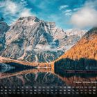 Pragser Wildsee (Südtirol/Italien) 9. Im Hintergrund Bergkulisse, vorne Wald und See, Boot auf dem Wasser, Kalender.