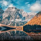 Kalenderansicht mit Septemberdaten, "Pragser Wildsee (Südtirol/Italien)" in Weiß. Berg und See in herbstlicher Landschaft.