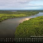 Kalendarium mit der Beschriftung "Daintree River im Daintree Regenwald". Luftaufnahme eines Flusses umgeben von dichtem Wald.