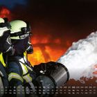 Kalender mit Augustdaten. Zwei Feuerwehrleute in Schutzanzügen löschen Feuer mit Schaum.