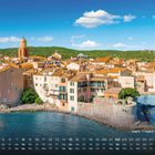 Kalender mit Datum und Wochentagen. Ansicht von Saint-Tropez, Häuser am Wasser, im Hintergrund grüne Hügel.