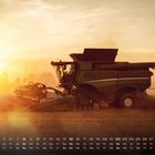 Kalender mit August-Daten, darunter ein Mähdrescher auf einem Feld bei Sonnenuntergang.