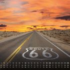 Ein Kalender mit Route 66-Logo auf einer Straße. Wüstelandschaft bei Sonnenuntergang.