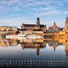 Kalender mit Monatsübersicht, darunter steht "Skyline 8". Historische Gebäude und Schiffe spiegeln sich im Wasser.