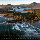 Kalenderansicht mit "Vancouver Island", welliger Küste, dichten Wäldern und Bergen im Hintergrund bei Sonnenuntergang.