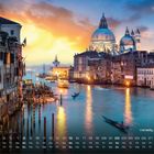 "Venedig am Abend" und eine Kalenderansicht unten. Dämmerung über Venedigs Kanälen mit beleuchteten Gebäuden und Booten.