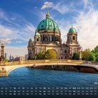 Kalender mit August-Daten und "Berliner Dom". Große Kuppel, Brücke über Fluss, klare Himmel mit Wolken.