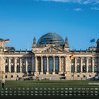 Text: "DEM DEUTSCHEN VOLKE", "Reichstagsgebäude". Historisches Gebäude mit Glaskuppel und deutschen Flaggen.