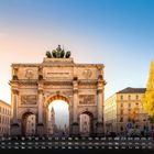 Text: "DEM BAYERISCHEN HEERE", "Siegestor". Triumphbogen bei Sonnenuntergang, Herbstbaum rechts, Kalender darunter.