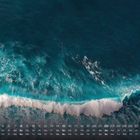 Kalender im August mit Wochentagen und Daten am unteren Rand, darüber Ozeanwellen von oben.