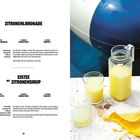 Text: Zitronenlimonade, Eistee mit Zitronensirup. Links Rezepte, rechts Krug und Gläser mit gelbem Getränk am Pool.