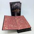 Buchtitel: "ALCHEMISED" von SenLinYu. Aufgeschlagene Innenseiten mit alchemistischen Symbolen und Verzierungen.
