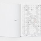 Links: "105 106 Journey". Rechts: Komplexes Labyrinth aus Kreisen und Linien mit Zahlen und kleinen Notizen.