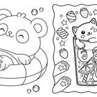 Links: Ein lächelnder kleiner Bär im Schwimmreifen, Seifenblasen umgeben ihn. Rechts: Ein zwinkerndes Kätzchen im Getränkeglas.