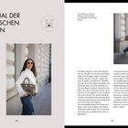 "MANUAL DER IKONISCHEN GESTEN" steht groß. Links Frau mit Sonnenbrille und Tasche auf der Straße. Rechts ausführlicher Text.