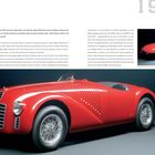 125 S

Ein roter, klassischer Sportwagen mit offener Fahrerkabine, runden Scheinwerfern und silbernen Speichenrädern.