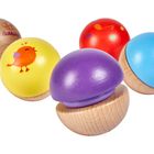 Bunte Holzkugeln mit Tiermotiven: gelber Vogel, grünes Tier und rote Kugel mit Punkten.