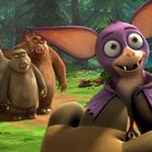 Illustration von drei Wildschweinen und einer Fledermaus im Wald. Die Fledermaus lächelt, alle Figuren wirken animiert.