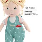 Text: "Name, individuelle Personalisierung möglich (max. 10 Zeichen)". Eine Puppe mit blauem Kleid und hellen Haaren.