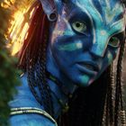 Der Text "THRT" erscheint. Ein Wesen mit blauer Haut, gelben Augen und geflochtenem Haar, hinter grünen Blättern verborgen.