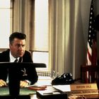 Vor einem Schild mit der Aufschrift "Gordon Cole Regional Bureau Chief" sitzen zwei Männer in einem Büro.