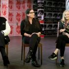 Texte: "Das Herz als Hirn", "Alternative facts. Since 1964", "Wir können alles außer Bähnendurchsagen." Drei Frauen sitzen auf Stühlen.