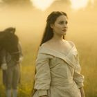 Keine Texte. Eine Frau in historischer Kleidung, Nebel im Hintergrund, ein Pferd und jemand im Anzug stehen daneben.