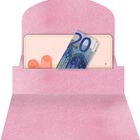 Ein 20-Euro-Schein ragt aus einem rosa Umschlag mit einer Karte und einem Herz darauf.