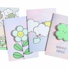 "Good Luck", "Best Friends" auf Karten; Illustrationen von Blumen, Wolken und Herzen in sanften Pastelltönen.