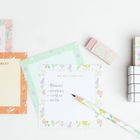 "TO DO" und "DO NOT FORGET" auf Notizzetteln mit floralen Mustern, Stift liegt daneben.