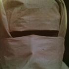 Es sind keine Texte sichtbar. Eine verhüllte Figur ist zu sehen, mit einem Stoff, der ihr Gesicht bedeckt.