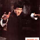 „Tschang Fu - Der Todeshammer. Ein Farbfilm der Gloria.“ zeigt martialische Pose eines Mannes in dunkler Kleidung.