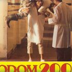 Text: "SODOM 2000". Eine Person trägt eine andere in einem Flur, beide in weißen Kitteln.