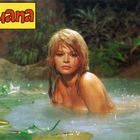 „Luana“ steht in gelb-rotem Logo links oben. Eine Frau ist in einem Teich von Pflanzen umgeben.