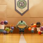 Ein Wappen mit "BB HS" hängt in einer Turnhalle. Cartoon-Figuren halten bunte Bälle, bereit zum Spiel.