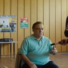 NOUVEAU 60% DANSE 40% FRANÇAIS. Eine Gruppe von Menschen sitzt zusammen in einem Raum mit Holzverkleidung.