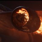 Text "TAR" erkennbar. Flugzeugtriebwerk in Flammen, Funken sprühen. Dramatik und Gefahr dominieren die Szenerie.