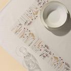 Keine Texte im Bild. Eine weiße Schale und drei transparente Gläser stehen auf einer Tischdecke mit floralen Mustern.